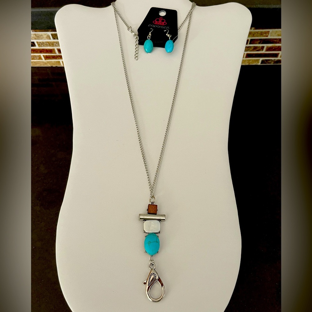 NWT PAPARAZZI NECKLACE & EARRINGS SET. Silver-Tone & Turqoise colored settings.